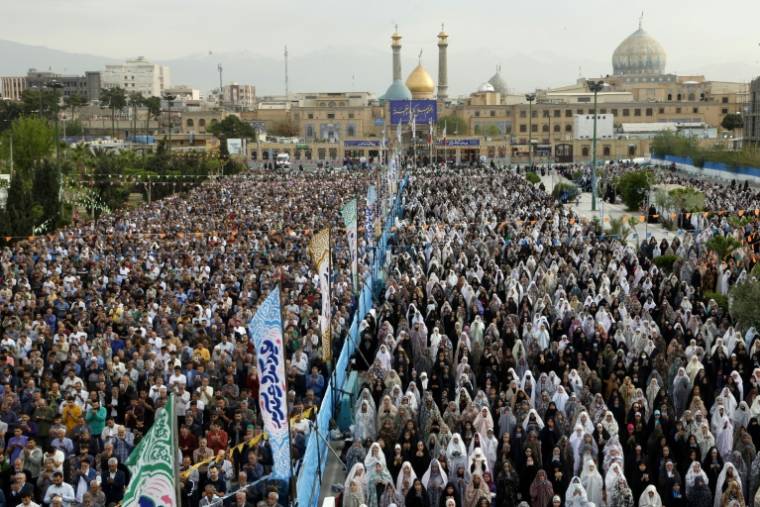 Des fidèles musulmans lors de la prière du matin, le 13 avril 2024 à Shahr-e-Rey (Rey)  à 10 km au sud de de Téhéran ( AFP / - )