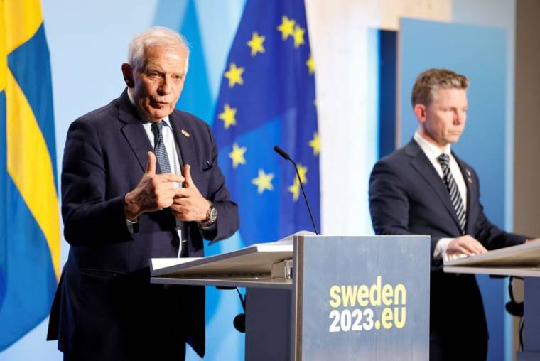 Le ministre des Affaires étrangères de l'Union européenne, Josep Borrell Fontelles, et le ministre suédois de la Défense, Pal Jonson