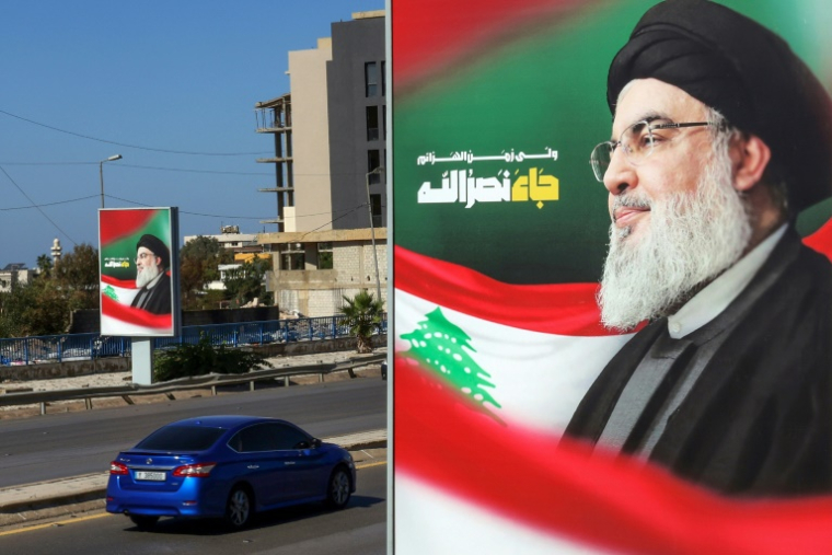 Des affiches du chef du Hezbollah libanais assassiné, Hassan Nasrallah, sur l'autoroute de l'aéroport de Beyrouth, le 24 octobre 2024 ( AFP / Anwar AMRO )