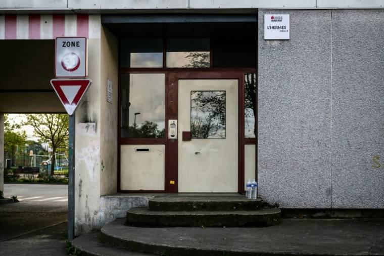 L'entrée du bâtiment où un adolescent de 15 ans a été poignardé, le 10 avril 2024 à Romans-sur-Isère, dans la Drôme ( AFP / JEFF PACHOUD )