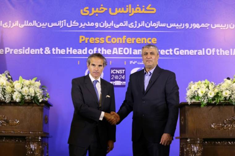Le chef de l'Organisation iranienne de l'énergie atomique (OIEA), Mohammad Eslami (droite), avec Le chef de l'Agence internationale de l'énergie atomique (AIEA), Rafael Grossi, le 7 mai 2024 à Ispahan ( AFP / ATTA KENARE )