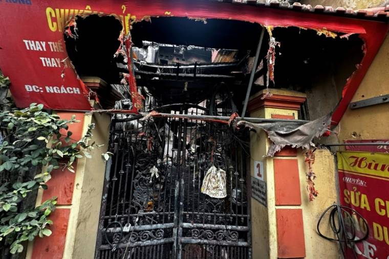 Un portail carbonisé après un incendie dans un immeuble résidentiel, le 24 mai 2024 à Hanoï, au Vietnam ( AFP / Mạnh Quan )