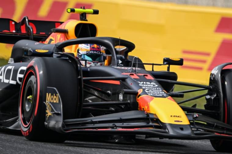 La Red Bull pilotée par le Mexicain Sergio Pérez pendant les qualifications du GP de Chine de F1 le 20 avril 2024 à Shanghai ( AFP / Hector RETAMAL )
