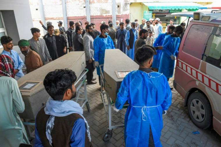 Des personnels médicaux transportent, le 13 avril 2024 à Quetta, les cercueils de personnes tuées par des hommes armés au Baloutchistan, province du sud-ouest du Pakistan en proie à des violences  ( AFP / Banaras KHAN )