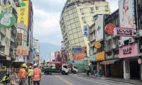 Photo publiée par l'Agence centrale de presse de Taïwan (CNA), le 23 avril 2024, du bâtiment du Full Hotel à Hualien, déjà été endommagé lors du tremblement de terre du 3 avril, s'inclinant davantage sur le côté après une série de tremblements de terre pendant la nuit ( CNA / - )