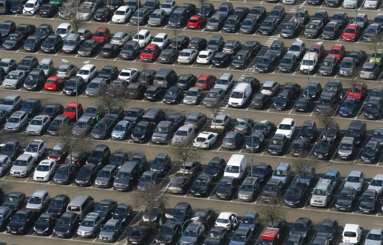 Des voitures sont aperçues dans un parking