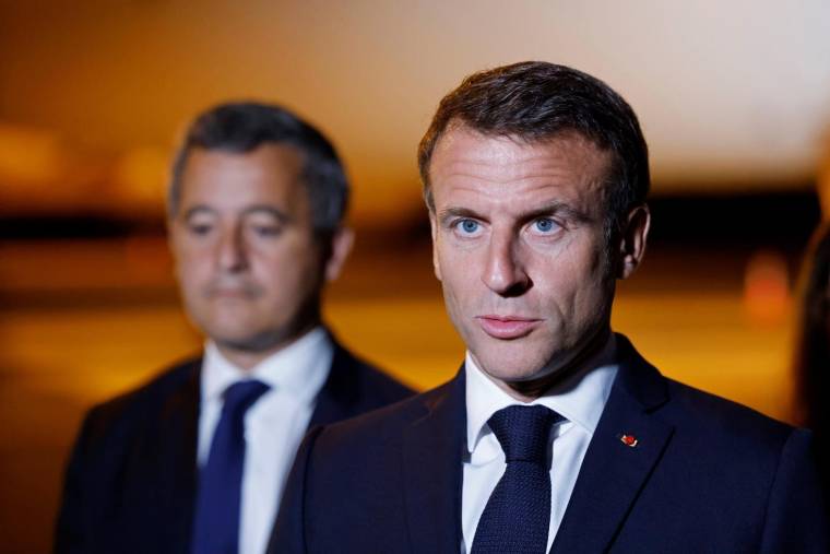 Gérald Darmanin et Emmanuel Macron, le 24 juillet 2023, à Noumea ( AFP / Ludovic MARIN )