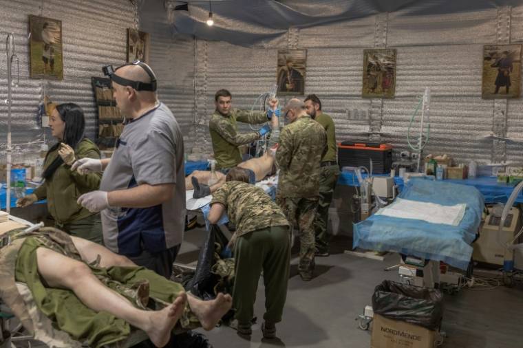 Des soldats ukrainiens blessés sont pris en charge dans un dispensaire de soins d'urgence près de la ville de Tchassiv Iar, dans la région de Donetsk, en Ukraine, le 3 avril 2024 ( AFP / Roman PILIPEY )