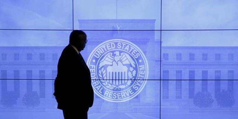 Une projection du logo de la Réserve fédérale américaine, à Washington