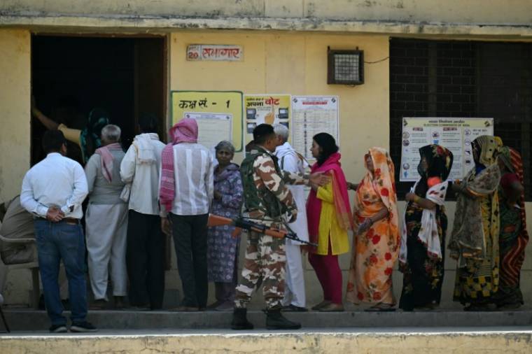 Des électeurs attendent pour voter lors de la deuxième étape des élections générales, le 26 avril 2024 à Vrindavan, dans l'Etat de l'Uttar Pradesh, en Inde ( AFP / Money SHARMA )