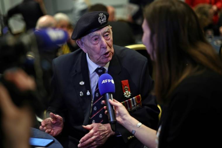 Henry Rice (D), vétéran britannique du D-Day, interviewé par l'AFP lors d'une fête en amont des célébrations du 80e anniversaire du débarquement sur les plages françaises, le 26 avril 2024 à Londres ( AFP / HENRY NICHOLLS )