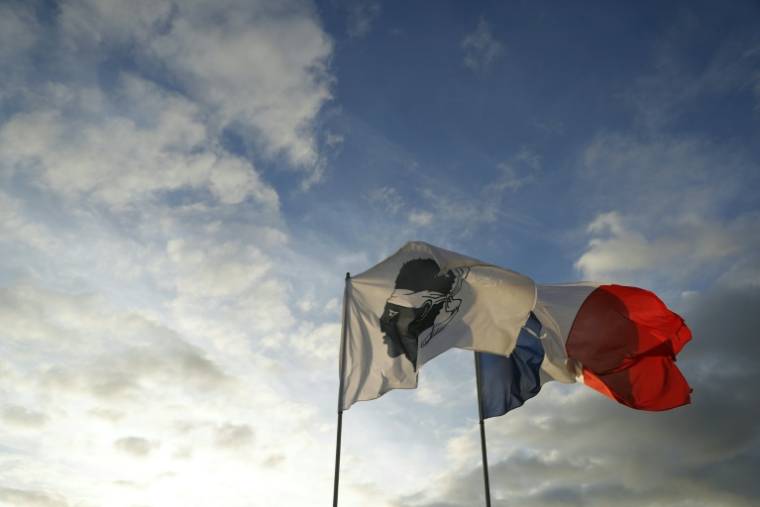 Les drapeaux français et corse flottant à Ajaccio sur l'île de Corse, le 14 mars 2024  ( AFP / Pascal POCHARD-CASABIANCA )