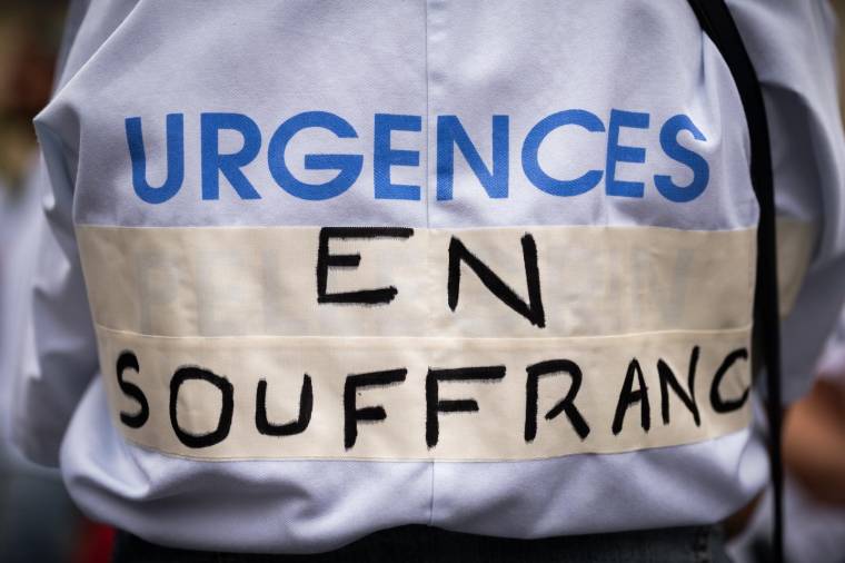 Une manifestation à Bordeaux le 7 juin 2022 dénonçant les conditions de travail dans les services d'urgences. ( AFP / PHILIPPE LOPEZ )