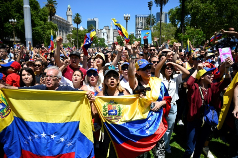 Des Vénézueliens présents sur la Plaza de Mayo, le 4 janvier 2025 pour soutenir l'opposant Edmundo Gonzales Urrutia, lors de sa rencontre avec le président argentin Javier Milei, à la Casa Rosada de Buenos Aires  ( AFP / LUIS ROBAYO )