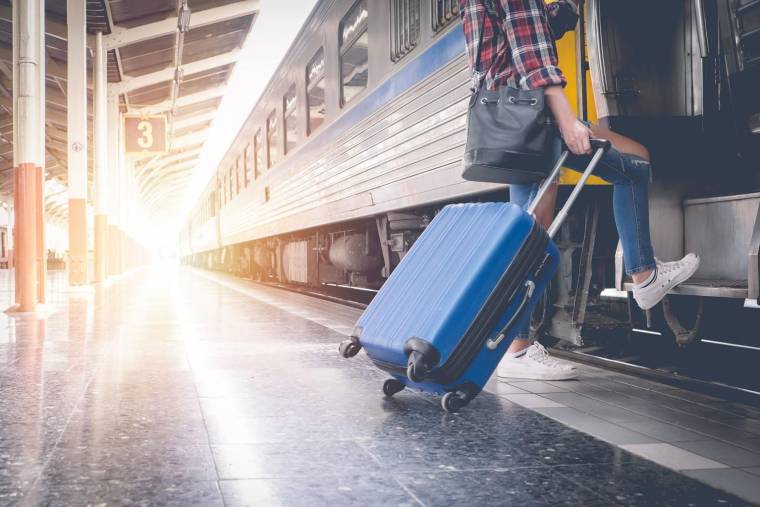 Le Pass Rail permet aux jeunes de moins de 27 ans de voyager en illimité à bord des trains régionaux pour 49 euros. ( crédit photo : Shutterstock )