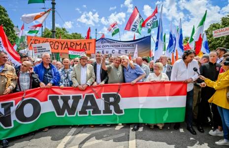 Des partisans et membres des partis Fidesz et Kdnp rassemblés pour une marche de la paix à Budapest, le 1er juin 2024 en Hongrie ( AFP / GERGELY BESENYEI )