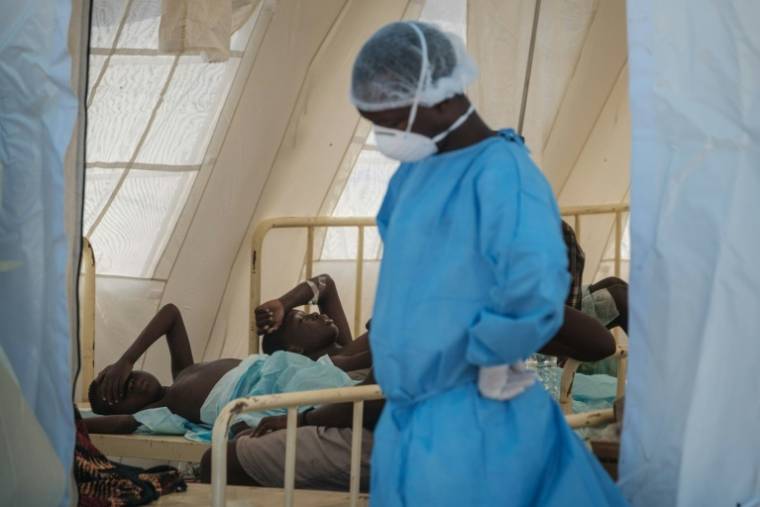 Des patients traités contre le choléra à Beira, le 27 mars 2019 au Mozambique ( AFP / Yasuyoshi CHIBA )