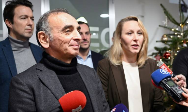 Le leader de Reconquête! Eric Zemmour (G) et sa tête de liste aux Européennes Marion Maréchal (D) lors de l'inauguration du siège du parti à Paris, le 11 décembre 2023 ( AFP / Bertrand GUAY )