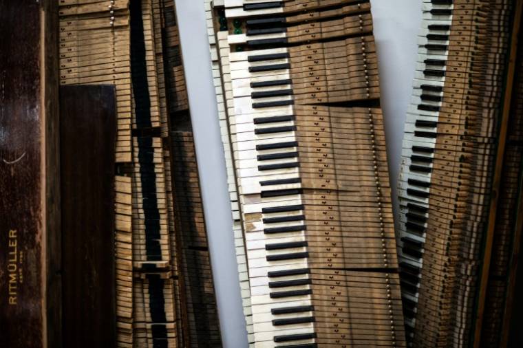 Des claviers de vieux pianos stockés dans un atelier de "Pianodrome", le  9 février 2023 à Edimbourg, en Ecosse ( AFP / Andy Buchanan )