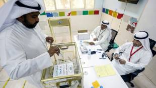 Un électeur vote aux législatives, le 6 juin 2023 à Koweït ( AFP / YASSER AL-ZAYYAT )