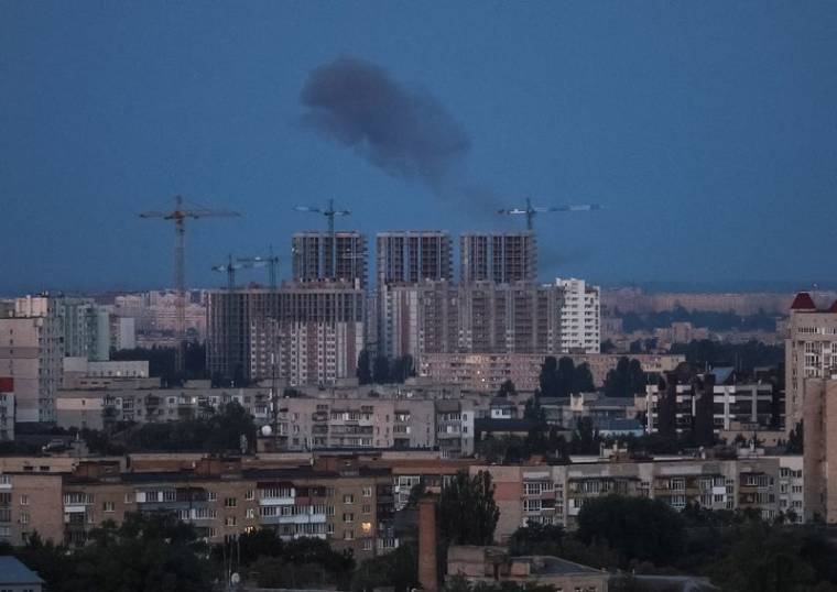 De la fumée s'élève dans le ciel de la ville après un tir de missile russe à Kyiv