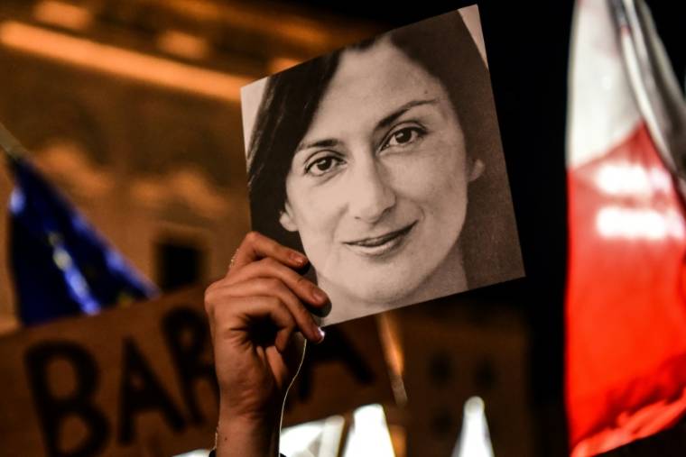 Une photo de la journaliste d'investigation Daphne Caruana Galizia  assassinée, lors d'une manifestation devant les bureaux du Premier ministre, le 29 novembre 2019 à La Valette, à Malte ( AFP / STRINGER )