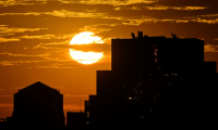 Un lever de soleil à Pékin le 6 septembre 2024 ( AFP / ADEK BERRY )