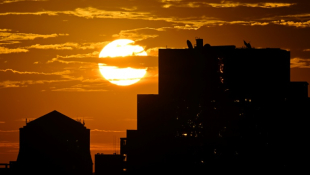 Un lever de soleil à Pékin le 6 septembre 2024 ( AFP / ADEK BERRY )