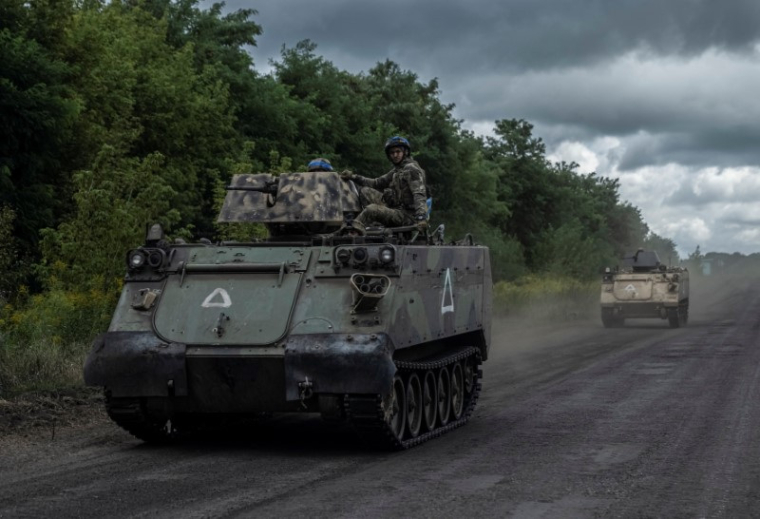 Des militaires ukrainiens dans des véhicules blindés de transport de troupes dans la région de Soumy