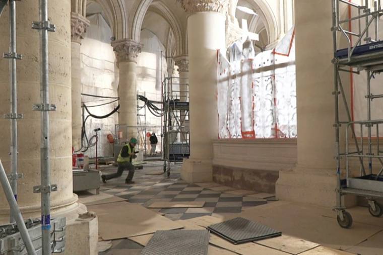 Image taken from an AFP video, April 11, 2024, showing the restoration of the floors of Notre-Dame de Paris cathedral, five years after the fire which devastated it (AFP / Mathilde BELLENGER)