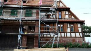Une maison alsacienne en rénovation à Uttwiller, le 22 mai 2024 dans le Bas-Rhin ( AFP / FREDERICK FLORIN )