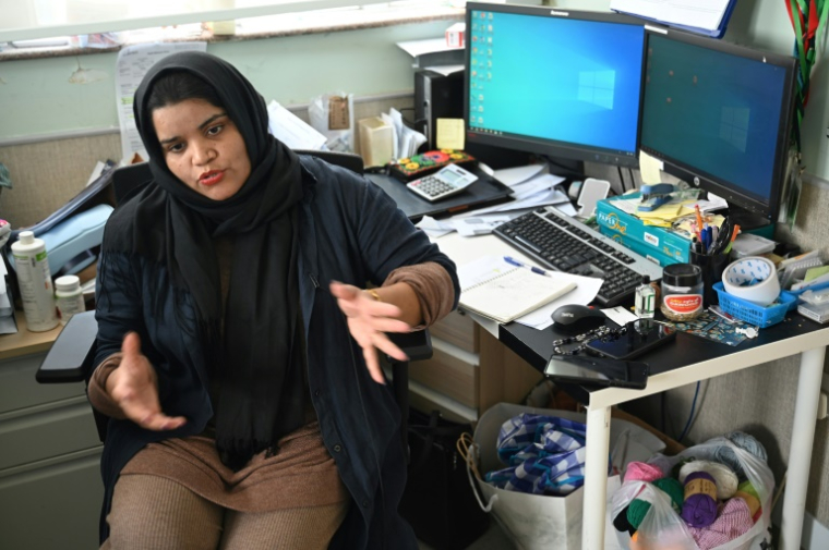 Uzma Naveed, une coordonatrice du centre chrétien pour les réfugiés de Hong Kong est interrogée par l'AFP le 25 janvier 2025 ( AFP / Peter PARKS )