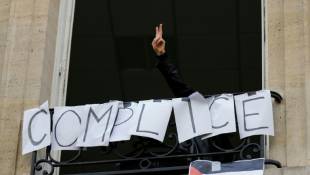 Des manifestants pro-palestiniens à Sciences Po Paris, le 26 avril 2024 ( AFP / Dimitar DILKOFF )