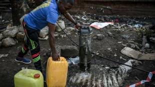 Une borne d'eau potable près du bidonville du bidonville Talus 2 à Koungou dans le nord-est de Mayotte, le 23 mai 2023 ( AFP / PHILIPPE LOPEZ )