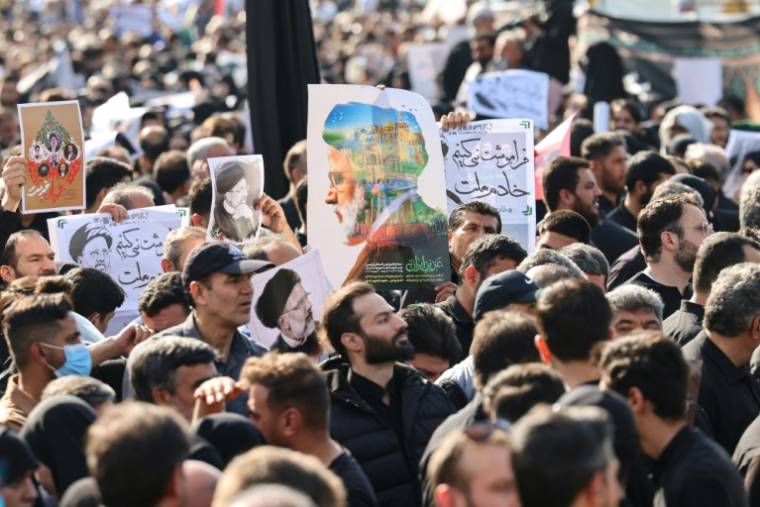La foule rassemblée à Téhéran pour les funérailles du président Ebrahim Raïssi, le 22 mai 2024, en Iran ( AFP / ATTA KENARE )
