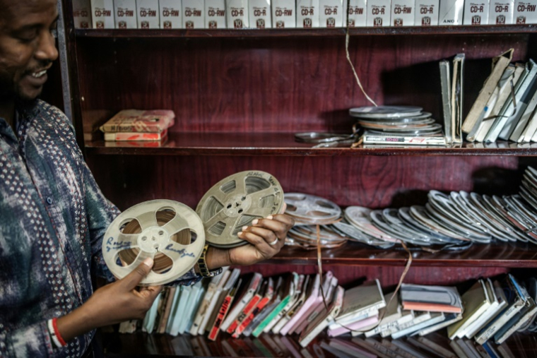 Un ingénieur du son manipule des vieilles bandes magnétiques contenant des chansons et poèmes traditionnels du Somaliland dans la salle d'archives de Radio Hargeisa, le 10 novembre 2024 à Hargeisa, en Somalie ( AFP / LUIS TATO )