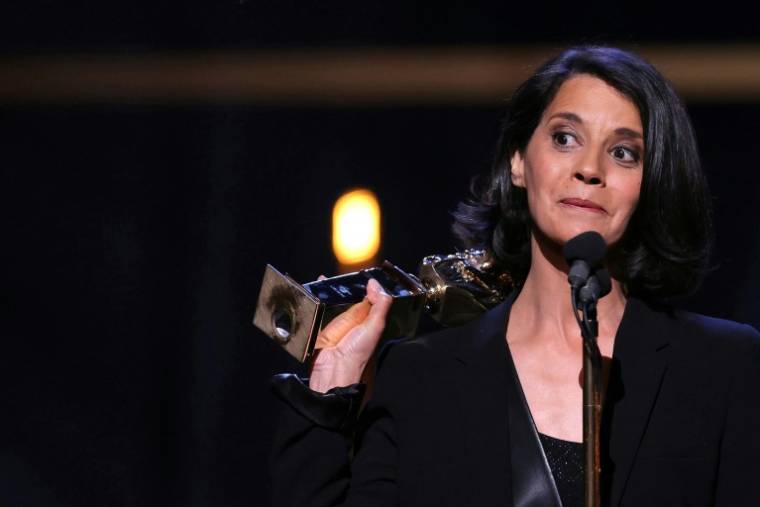 L'humoriste française Sophia Aram reçoit le Molière de l'humour pour "Le monde d'après", lors de la 35e cérémonie des Molières, au théâtre des Folies Bergeres à Paris, le 6 mai 2024 ( AFP / Thomas SAMSON )