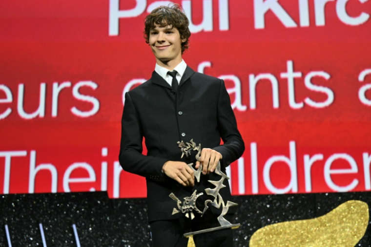 L'acteur français Paul Kircher, lauréat du prix de la révélation à la Mostra de Venise, pour son rôle dans "Leurs enfants après eux", le 7 septembre 2024 à Venise ( AFP / Alberto PIZZOLI )