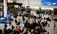 Des voyageurs attendent à l'aéroport de Gatwick alors que des vols sont annulés ou retardés en raison d'une panne informatique mondiale, le 19 juillet 2024 au Royaume-Uni ( AFP / BENJAMIN CREMEL )