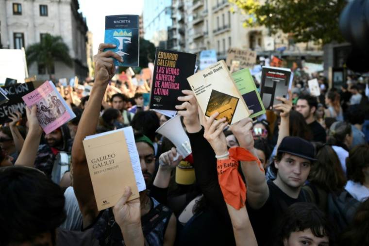 Manifestation contre l'ajustement budgétaire des universités publiques à Buenos Aires, le 23 avril 2024 en Argentine ( AFP / Luis ROBAYO )