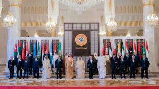 Photo diffusée par l'agence de presse officielle de Bahreïn (BNA) du roi du Bahreïn Hamad ben Issa Al Khalifa (c) avec les dirigeants arabes, le 16 mai 2024 à Manama ( Agence de presse officielle de Bahreïn (BNA) / - )