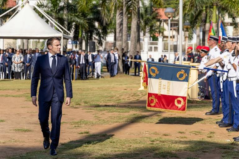 Le président Emmanuel Macron passe en revue les troupes lors d'une cérémonie au moment Félix Eboué, le 25 mars 2024 à Cayenne, en Guyane ( AFP / jody amiet )