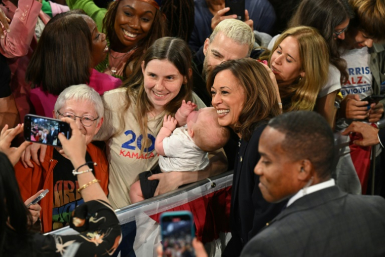 Kamala Harris entourée de militantes démocrates à Philadelphie, le 27 octobre 2024 ( AFP / SAUL LOEB )