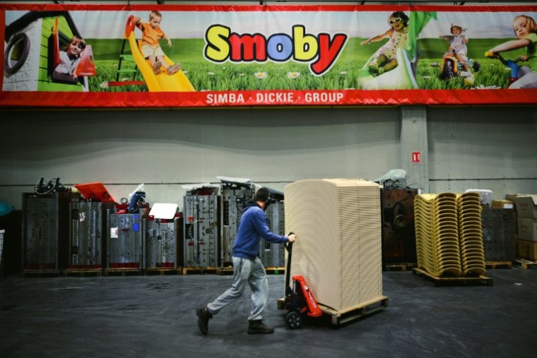 Un employé travaille dans l'usine du fabricant français de jouets Smoby à Arinthod, le 28 novembre 2024 dans le Jura ( AFP / OLIVIER CHASSIGNOLE )