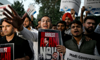 Des militants du Syndicat national des étudiants d'Inde (NSUI) manifestent pour demander l'arrestation du milliardaire Gautam Adani, le 21 novembre 2024 à New Delhi ( AFP / Arun SANKAR )