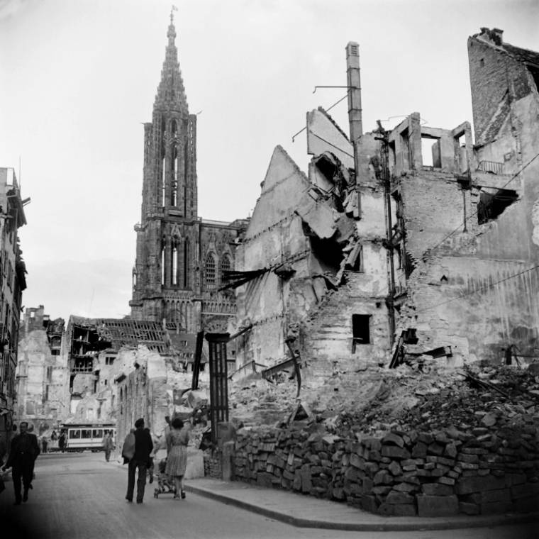 La cathédrale de Strasbourg en juin 1945 et une partie du quartier historique de la ville, détruite par les bombardements ( AFP / - )