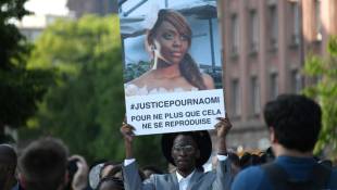 Le frère de Naomi Musenga, Gloire Musenga, tient une grande photo de sa sœur avec l'inscription "Justice pour Naomi, pour que cela ne se reproduise pas" lors d'une marche silencieuse, le 16 mai 2018 à Strasbourg ( AFP / FREDERICK FLORIN )