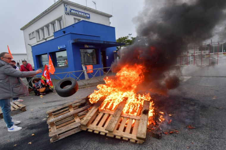 Protestations à Vannes après l'annonce de la fermeture de l'usine Michelin, le 8 novembre 2024. ( AFP / JEAN-FRANCOIS MONIER )