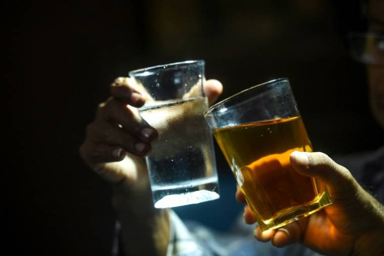 La consommation d'alcool et de cigarettes électroniques chez les 11-15 ans est "alarmante", selon un rapport de la branche européenne de l'OMS qui préconise des mesures de santé publique pour limiter l'accès aux boissons alcoolisées ( AFP / Asif HASSAN )