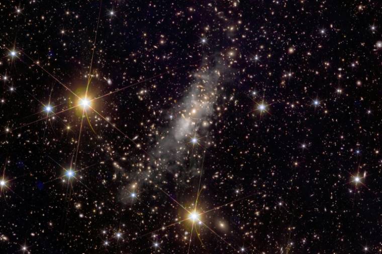 Halo de lumière intra-amas dans Abell 2390, qui trahit l'influence de la matière noire sur des étoiles éjectées de l'amas galactique, dans une image du télescope spatial Euclid, publiée par l'ESA le 23 mai 2024 ( ESA/Euclid/Euclid Consortium/NASA / Handout )